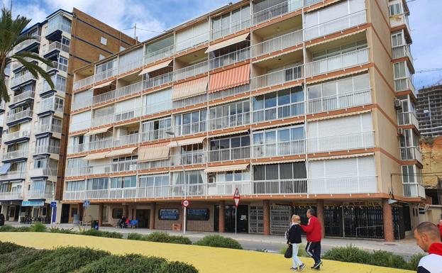 Imagen principal - Fachada e interior del apartamento que la UVA subasta en Benidorm. 