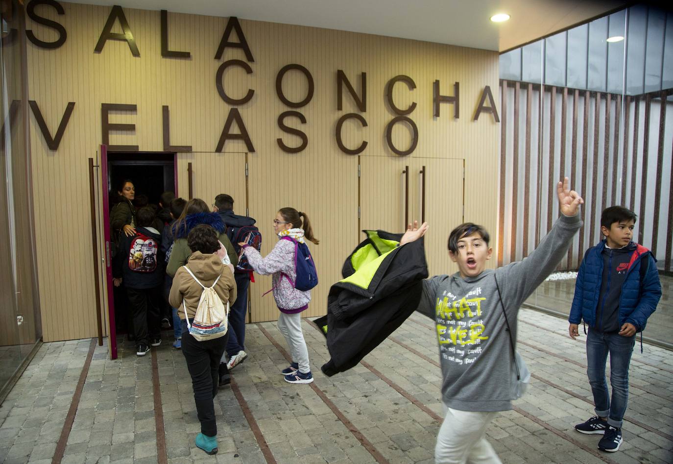 Escolares a la entrada de uno de los dos pases para la película de animación 'Baishe Yuanqi' o 'Serpiente Blanca', de Amp Wong y Ji Zhao.