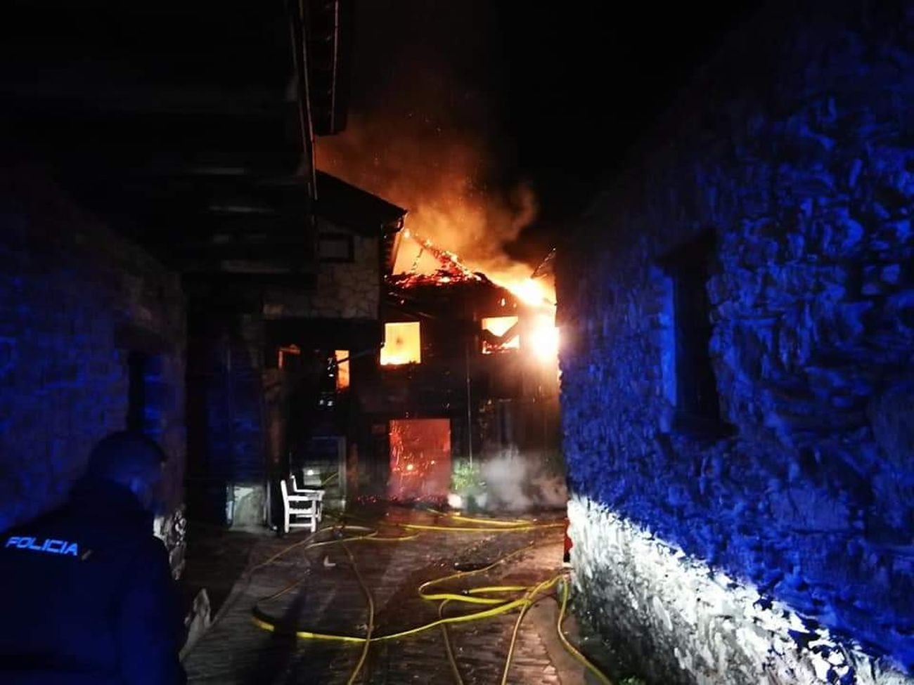 Incendio de varias casas en la localidad de Santiago de Peñalba. Este lunes, bajo la lluvia, se han apreciado los daños.
