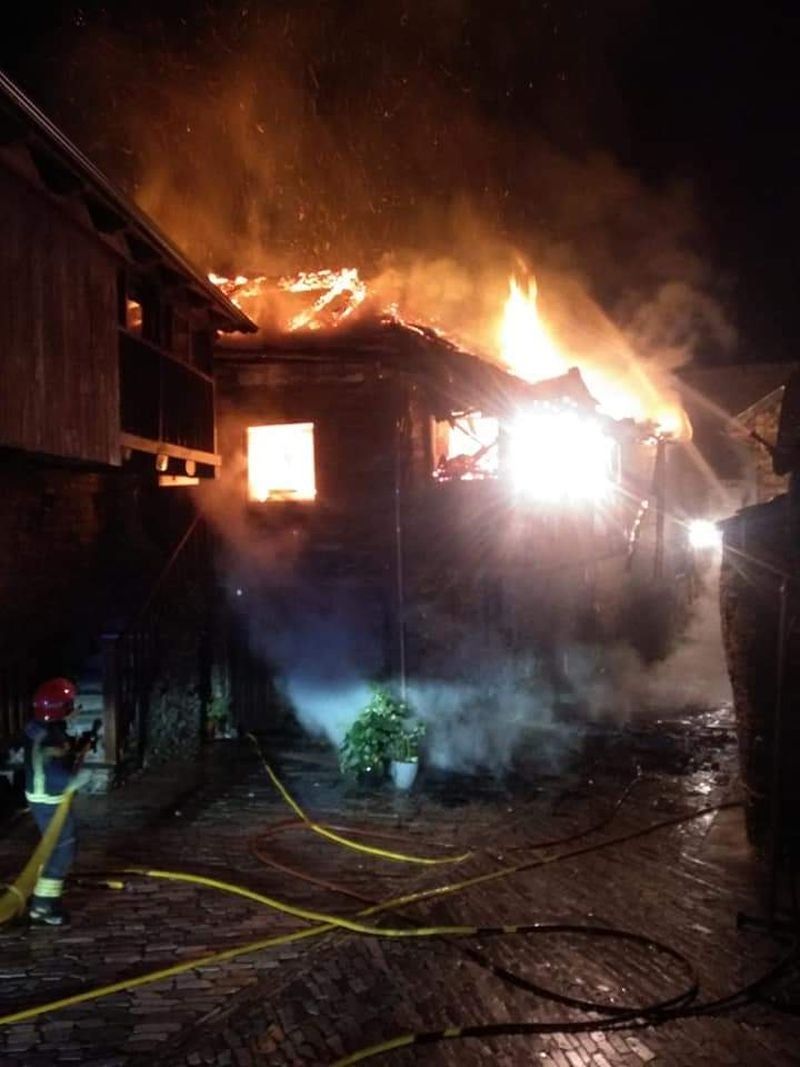 Incendio de varias casas en la localidad de Santiago de Peñalba. Este lunes, bajo la lluvia, se han apreciado los daños.