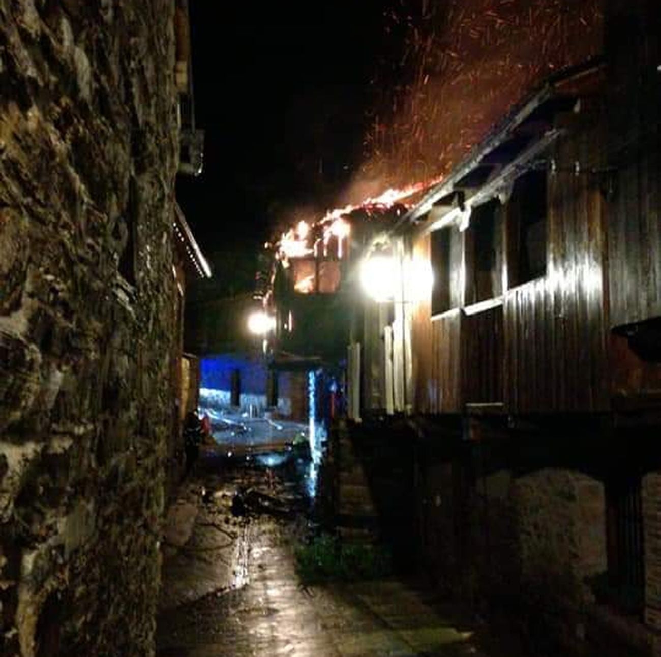 Incendio de varias casas en la localidad de Santiago de Peñalba. Este lunes, bajo la lluvia, se han apreciado los daños.