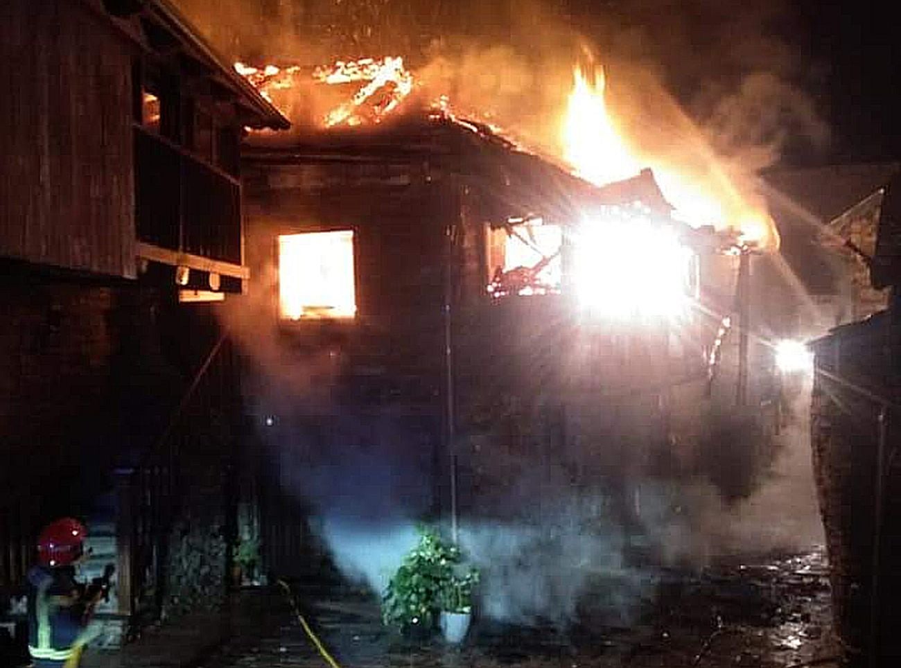 Incendio de varias casas en la localidad de Santiago de Peñalba. Este lunes, bajo la lluvia, se han apreciado los daños.