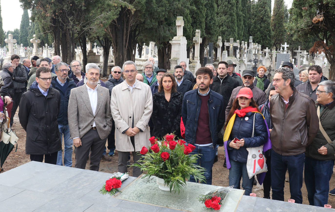 Decenas de personas se han dado cita este jueve sen el cementerio del Carmen de Valladolid