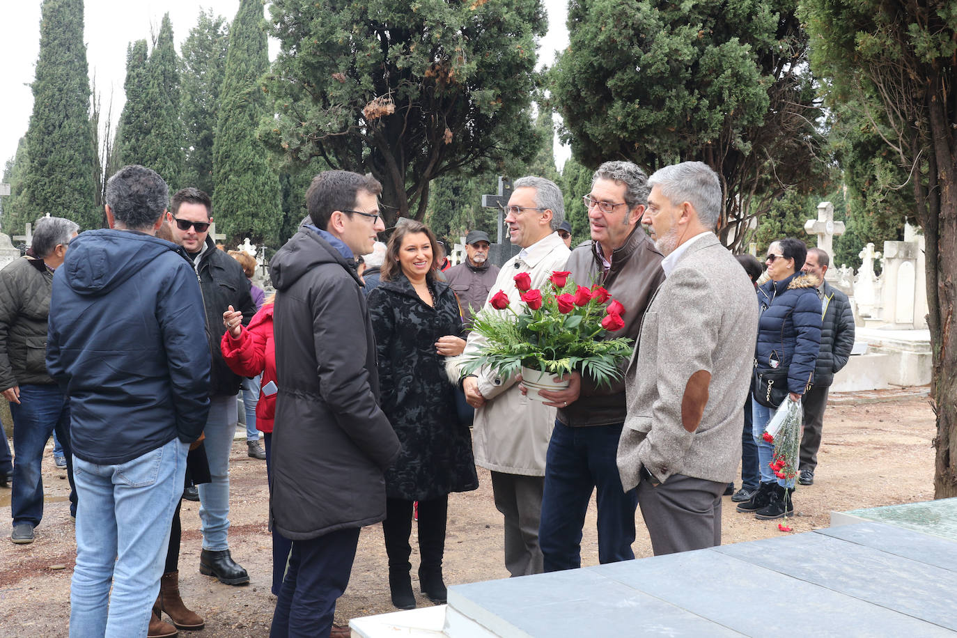 Decenas de personas se han dado cita este jueve sen el cementerio del Carmen de Valladolid