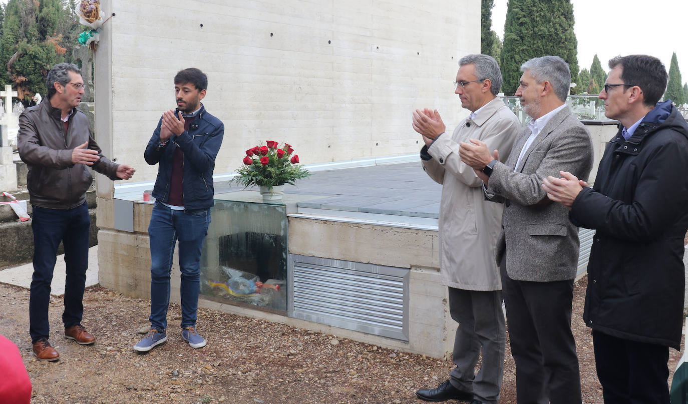 Decenas de personas se han dado cita este jueve sen el cementerio del Carmen de Valladolid