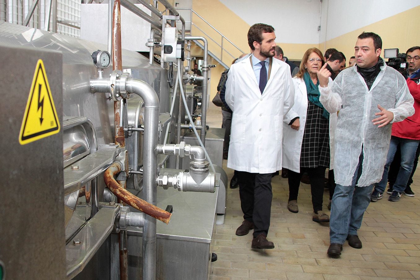 Pablo Casado recorre las instalaciones de quesos Marsan durante su visita a León.