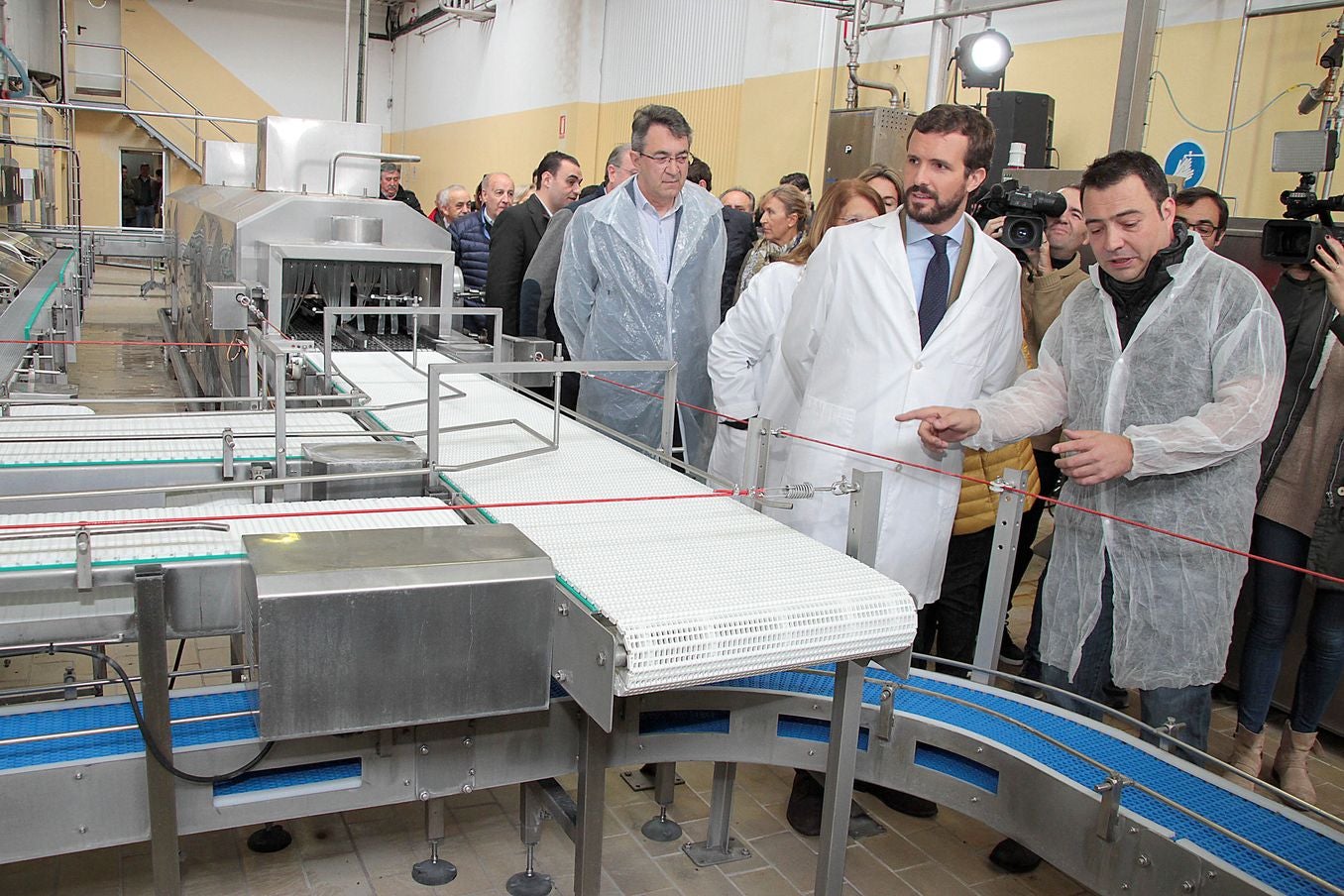 Pablo Casado recorre las instalaciones de quesos Marsan durante su visita a León.