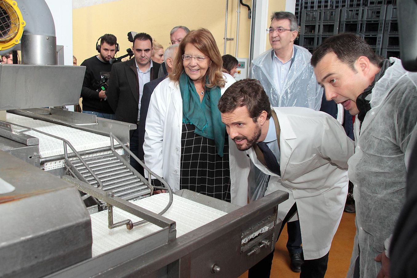 Pablo Casado recorre las instalaciones de quesos Marsan durante su visita a León.