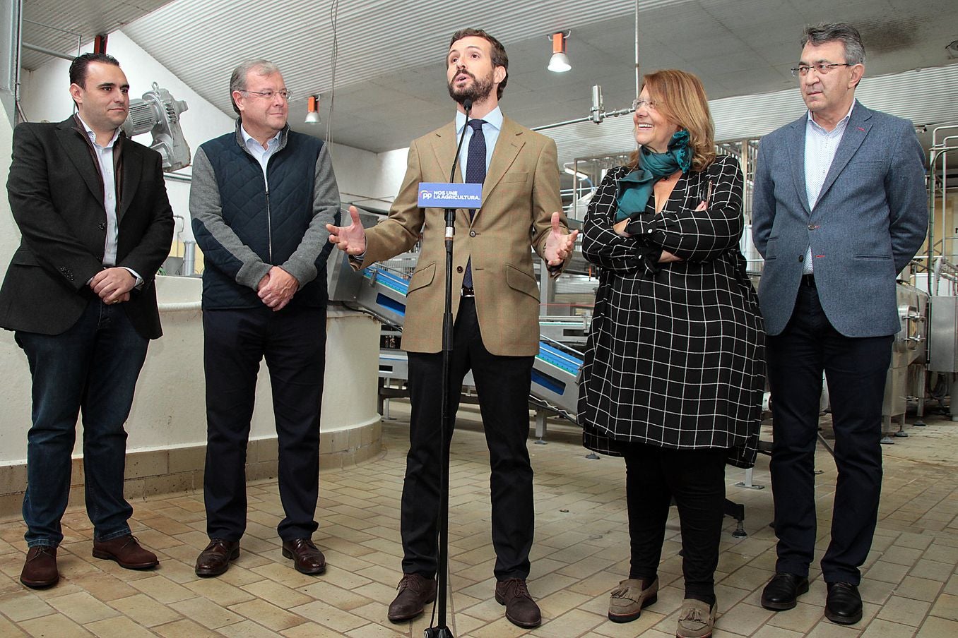 Pablo Casado recorre las instalaciones de quesos Marsan durante su visita a León.