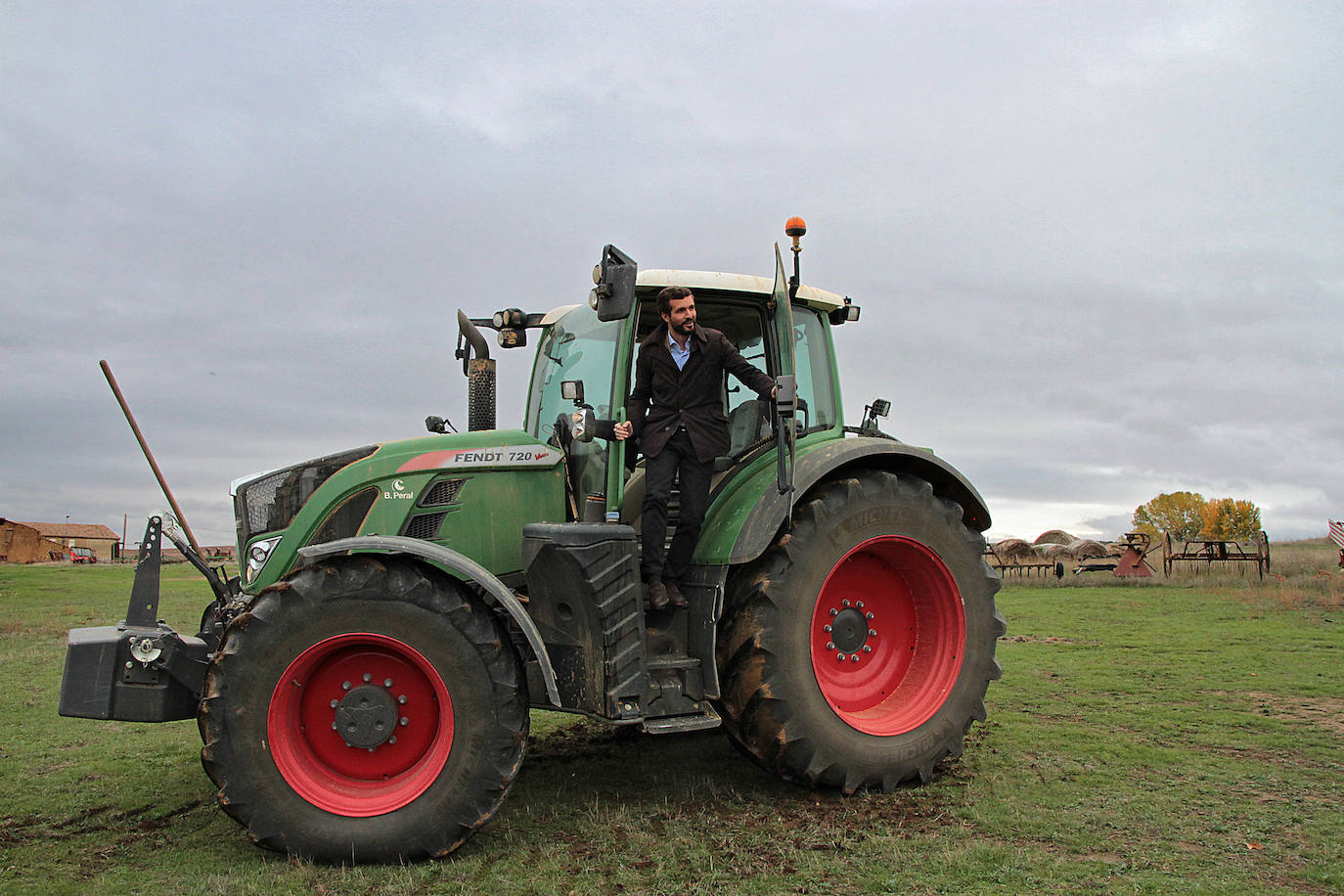 Pablo Casado recorre las instalaciones de quesos Marsan durante su visita a León.