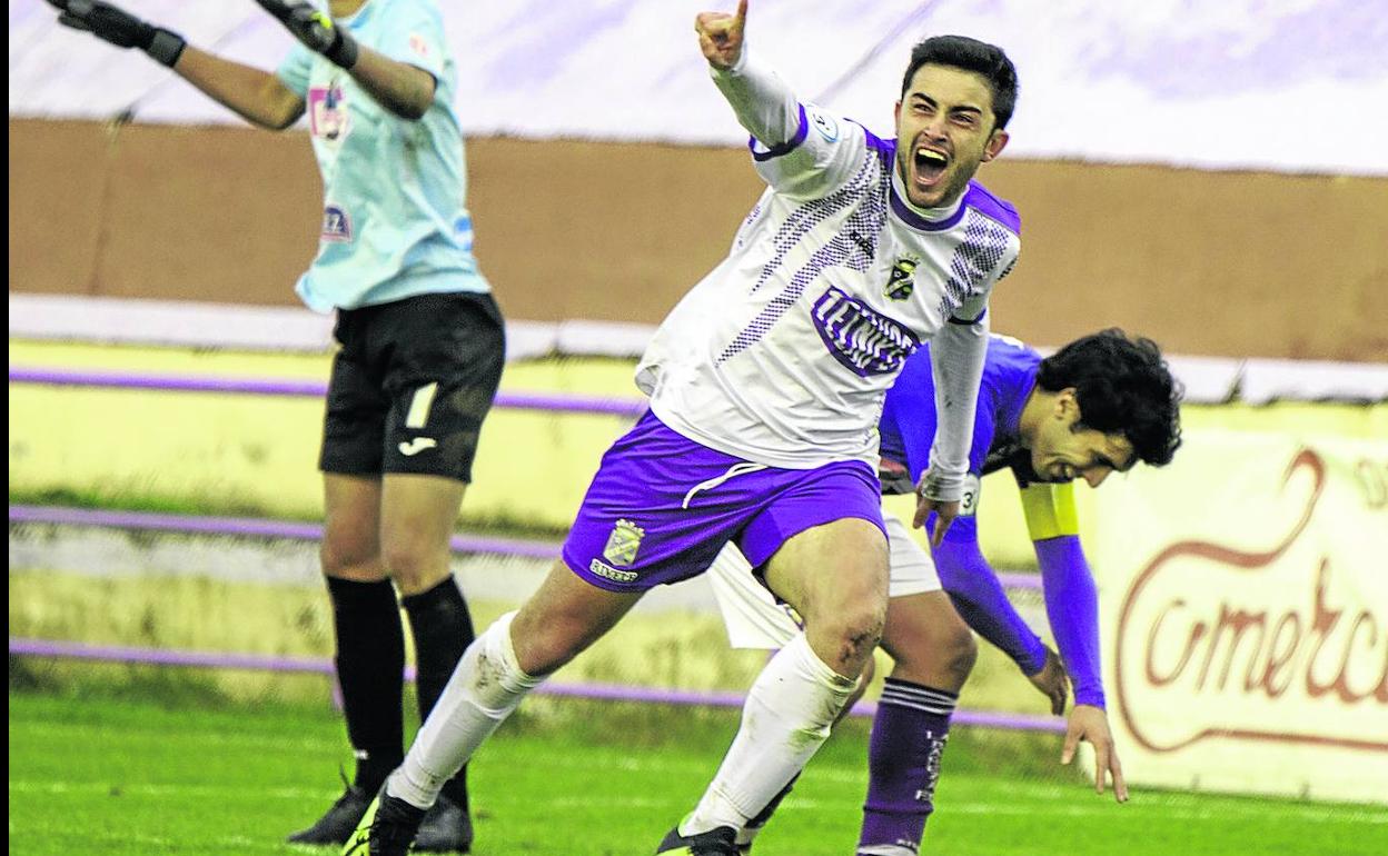 David Martín celebra el gol ante La Bañeza, en el partido del pasado domingo. 