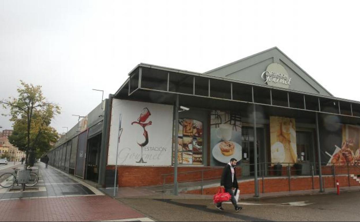Entrada principal a la nave que acoge Estación Gourmet, de Valladolid. 