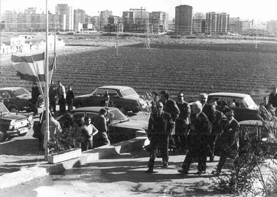 Imagen secundaria 1 - Arriba, barrio de Girón. Debajo, visita institucional con Girón a la izquierda y, al fondo, Huerta del Rey. Abajo a la derecha, calle San Martín. 