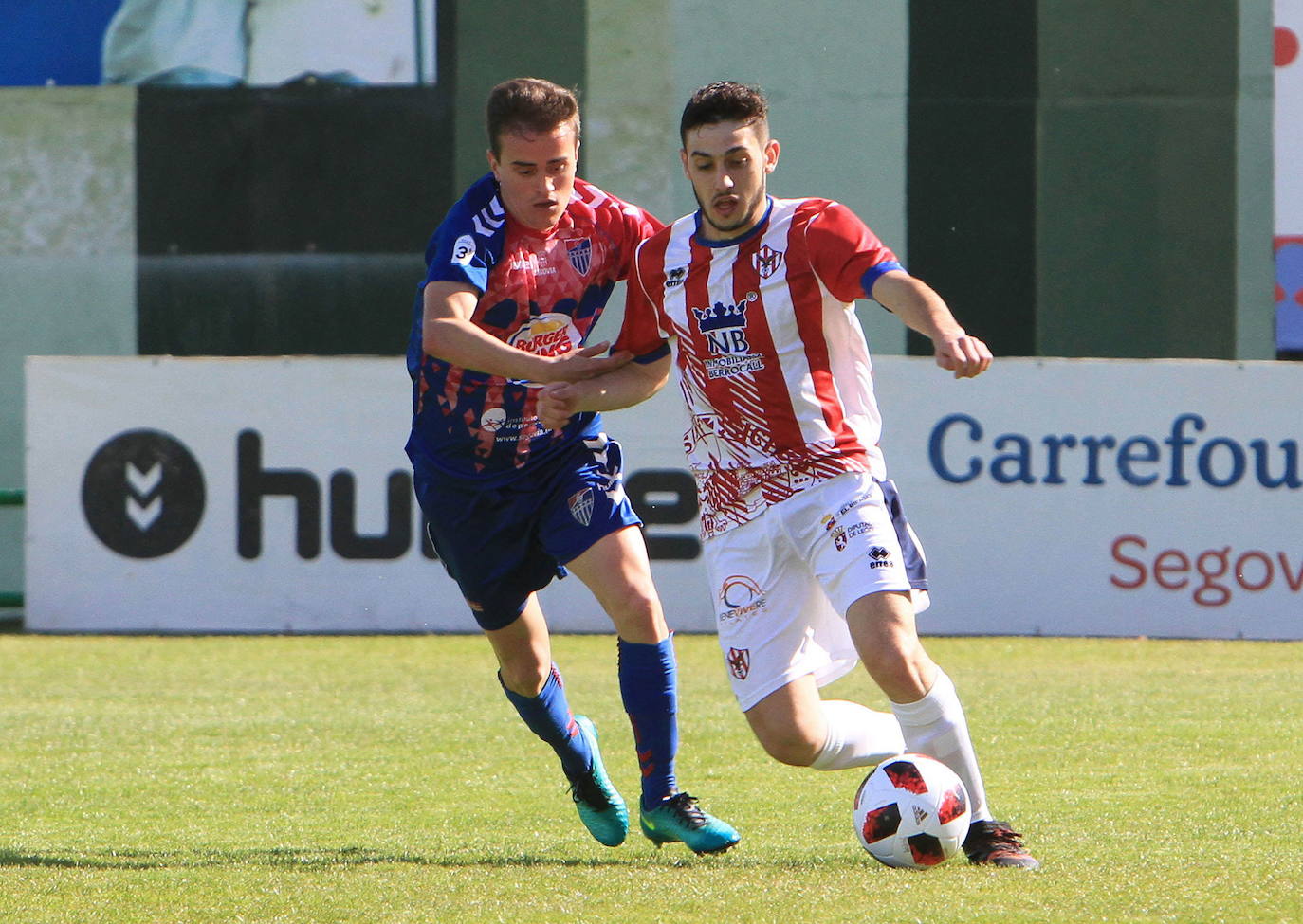 Elías persigue a un rival durante un partido disputado en La Albuera.