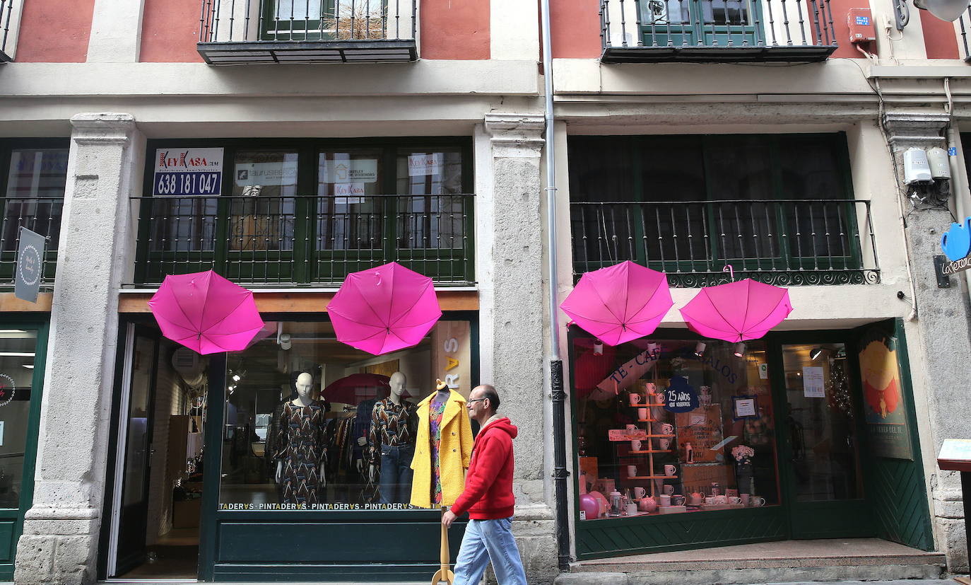 Paraguas por el día del cáncer de mama.