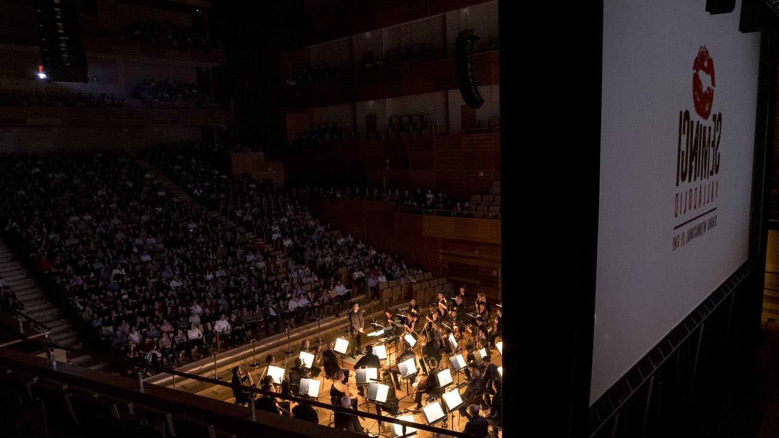 La proyección ha estado acompañada de música en directo a cargo de la Orquesta Sinfónica de Castilla y León dirigida por Rubén Gimeno