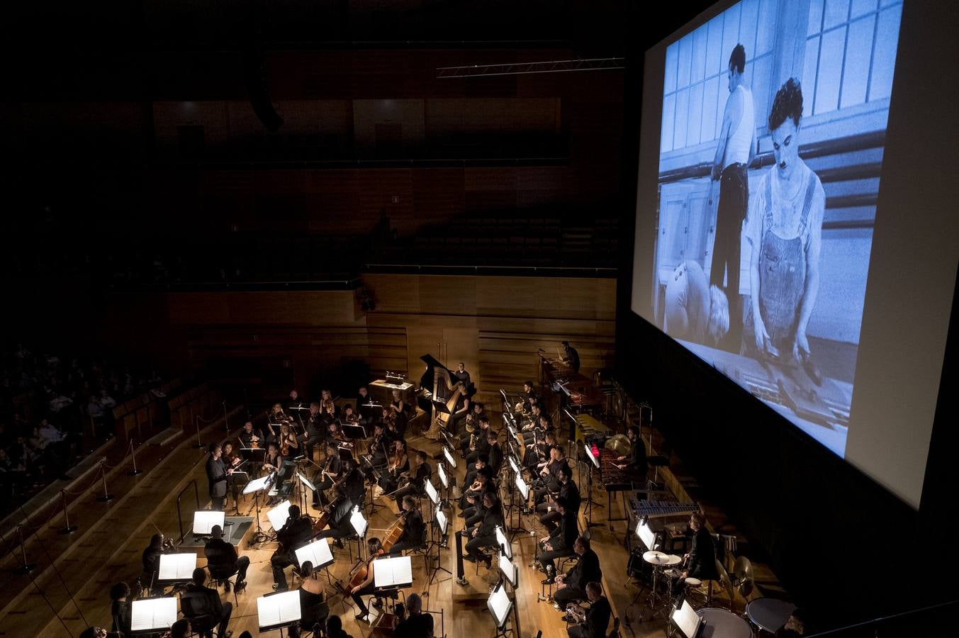 La proyección ha estado acompañada de música en directo a cargo de la Orquesta Sinfónica de Castilla y León dirigida por Rubén Gimeno