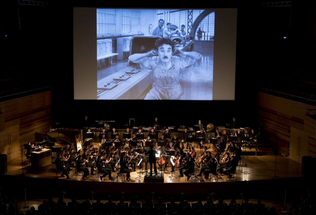 La proyección ha estado acompañada de música en directo a cargo de la Orquesta Sinfónica de Castilla y León dirigida por Rubén Gimeno