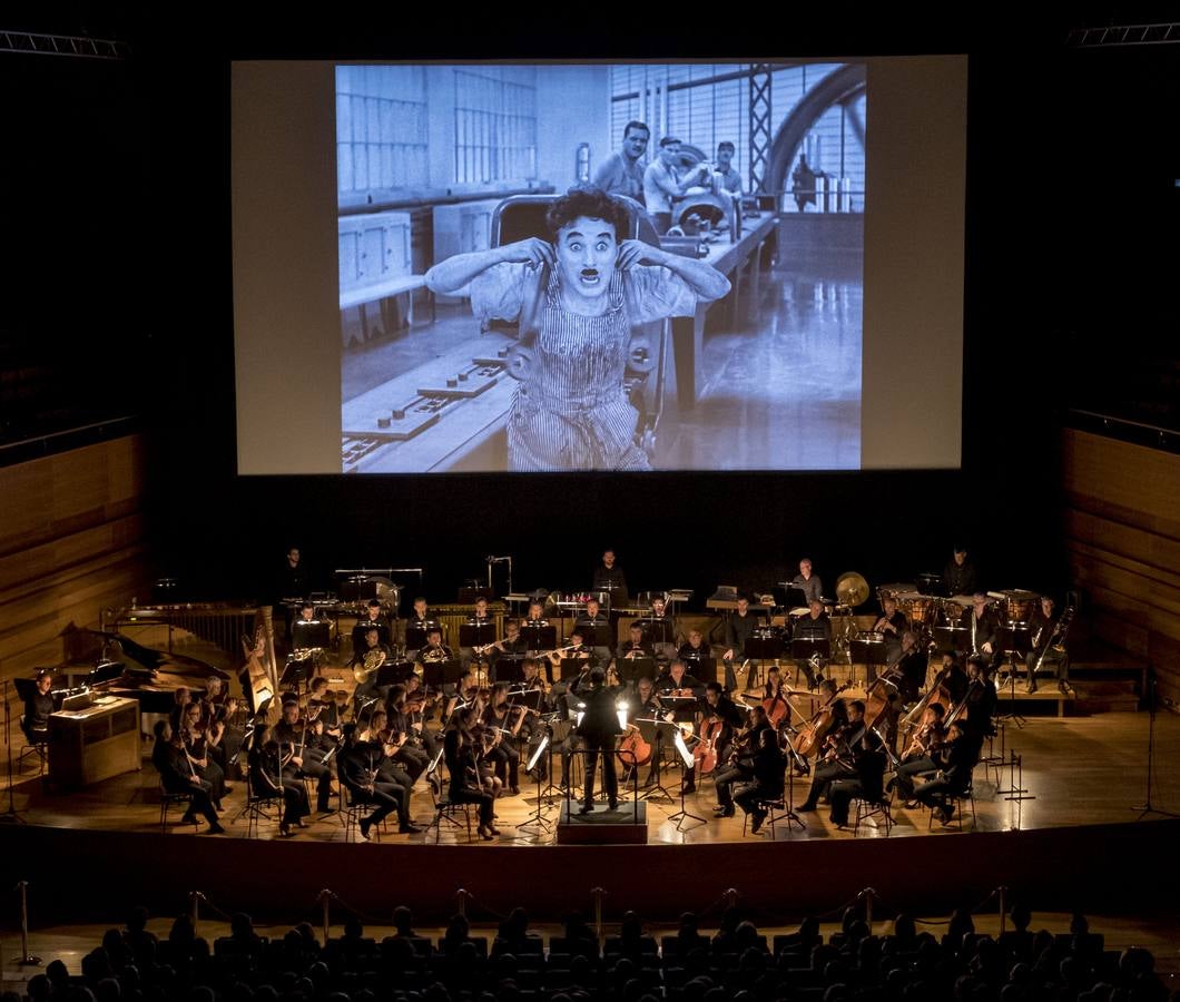 La proyección ha estado acompañada de música en directo a cargo de la Orquesta Sinfónica de Castilla y León dirigida por Rubén Gimeno