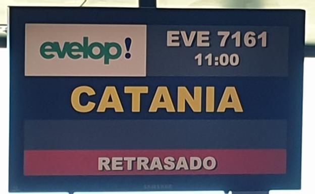 El vuelo tenía que haber despegado a las 11:00 de la mañana.