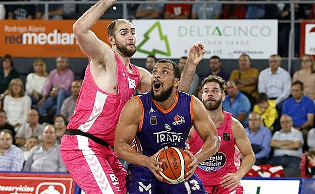 Partido de baloncesto entre el Chocolates Trapa Palencia y el Breogan de Lugo.