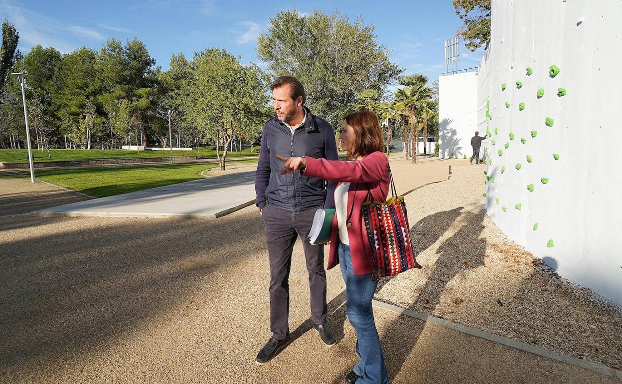 El alcalde de Valladolid, Óscar Puente, y la concejala de Medio Ambiente y Desarrollo Sostenible, María Sánchez, visitan el Parque Tomás Rodríguez Bolaños. 