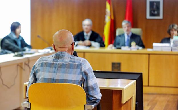 Imagen principal - El violador del ascensor, comparece en el juicio en la Audiencia Provincial de Madrid. En las otras imágenes, Leticia Lebrato y Marta Obregón, víctimas mortales de Pedro Luis Gallego. 