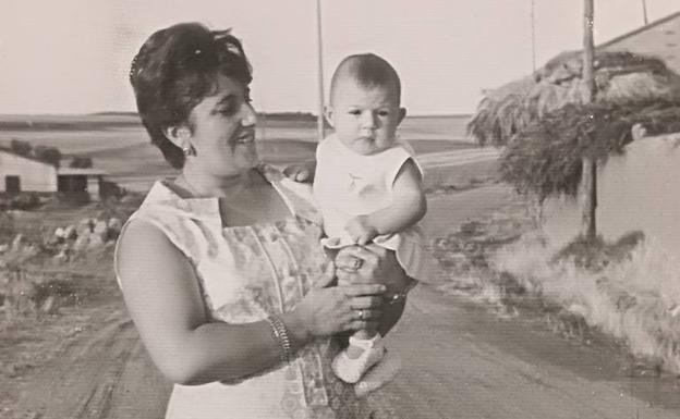 Felipa Hernández, con la pequeña María José en brazos, en una imagen de 1971. 