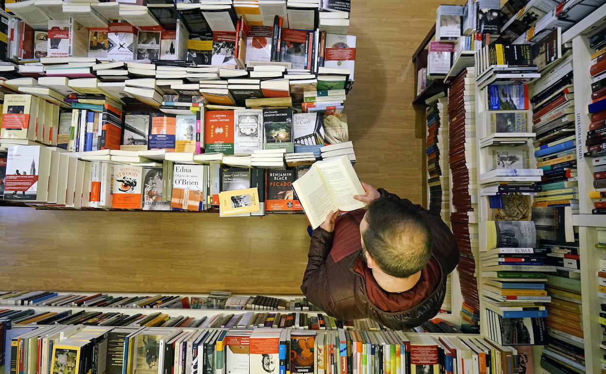 El interior de la librería Lagun, en San Sebastián. 