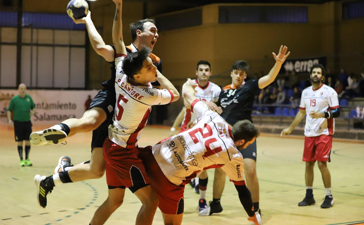 Una acción del último partido en casa del BM Salamanca. 