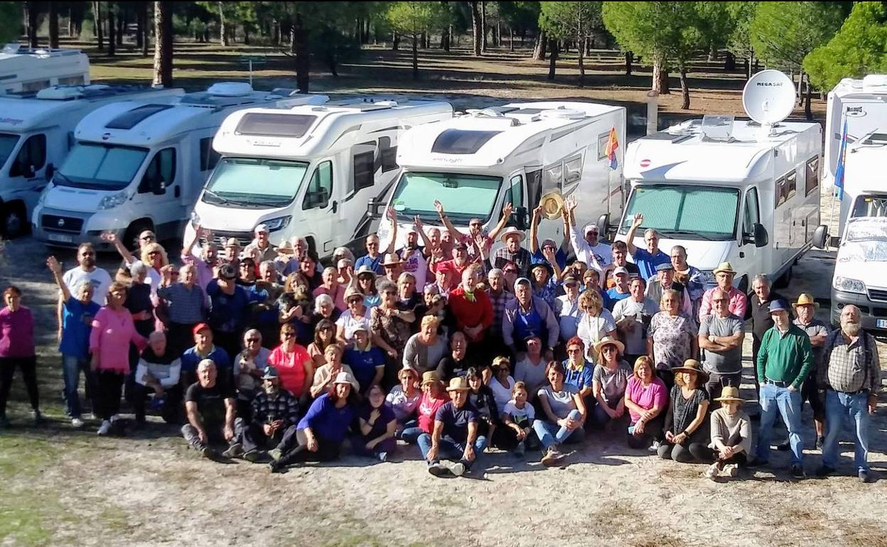 Participantes en la concentración de autocaravanas, en Pedrajas de San Esteban. 