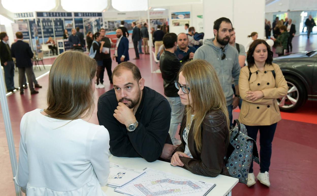 Dos potenciales compradores atienden a las explicaciones sobre una de las promociones.