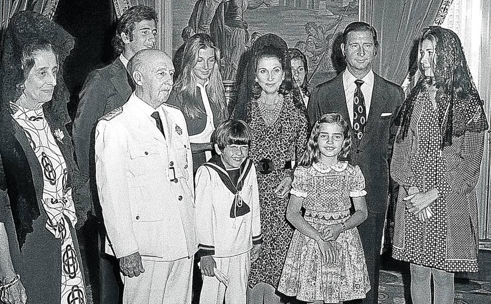 Francisco Franco, con su mujer, hija, yerno y nieto.