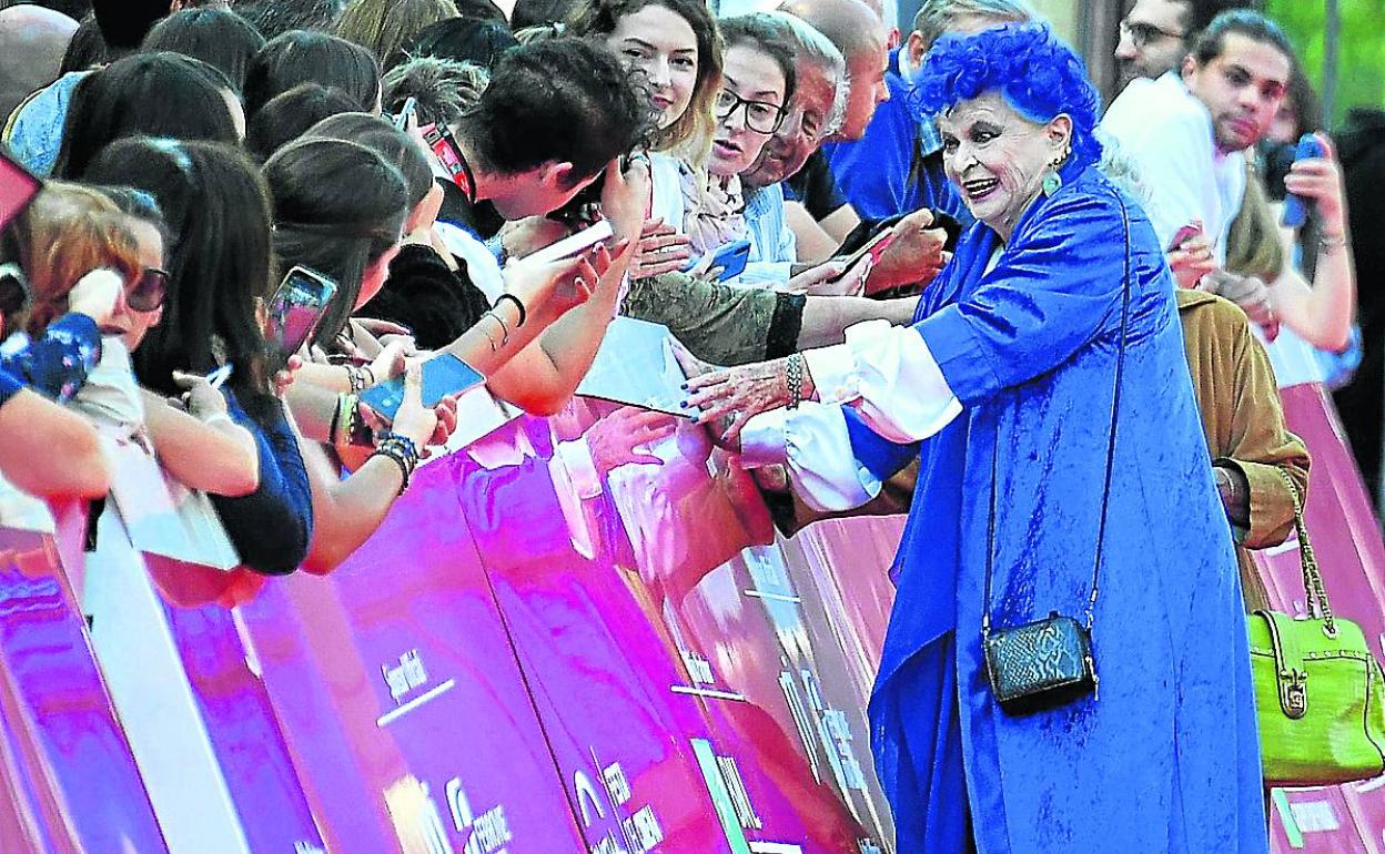 Lucía Bosé firma autógrafos a su llegada a la presentación de sus memorias en Roma.