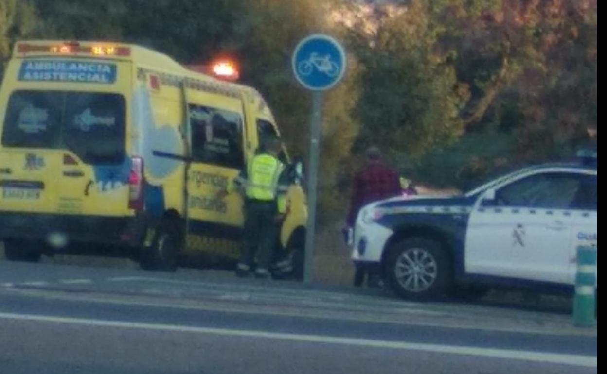 Imagen de la ambulancia y la patrulla de la Guardia Civil en la zona