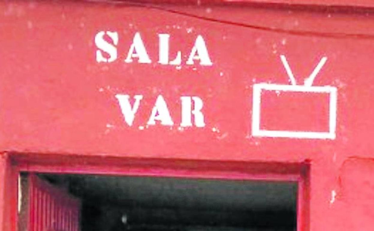 Sala VAR del campo del Villada.