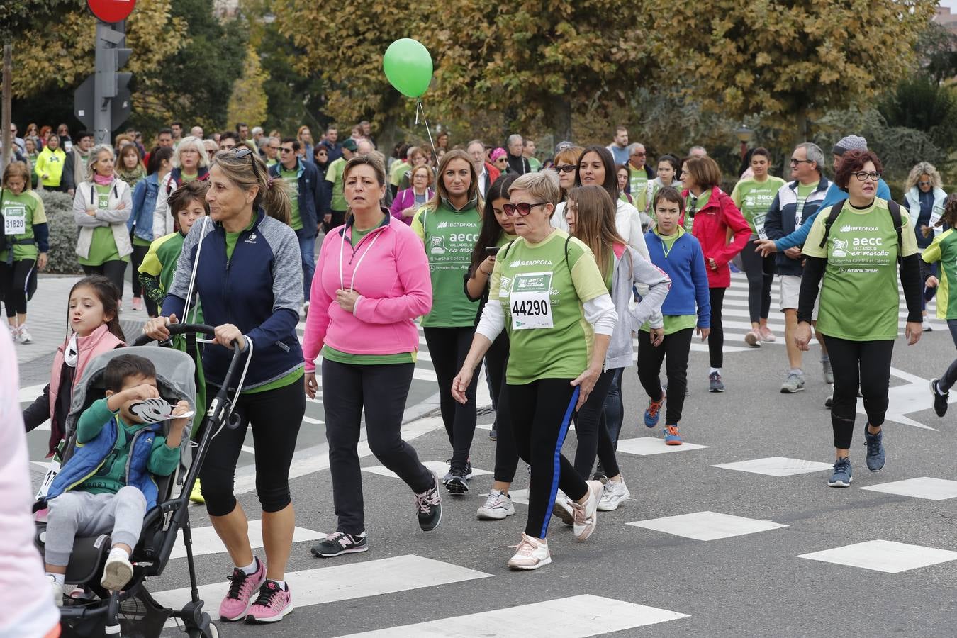 Participantes en la marcha contra el cáncer. 