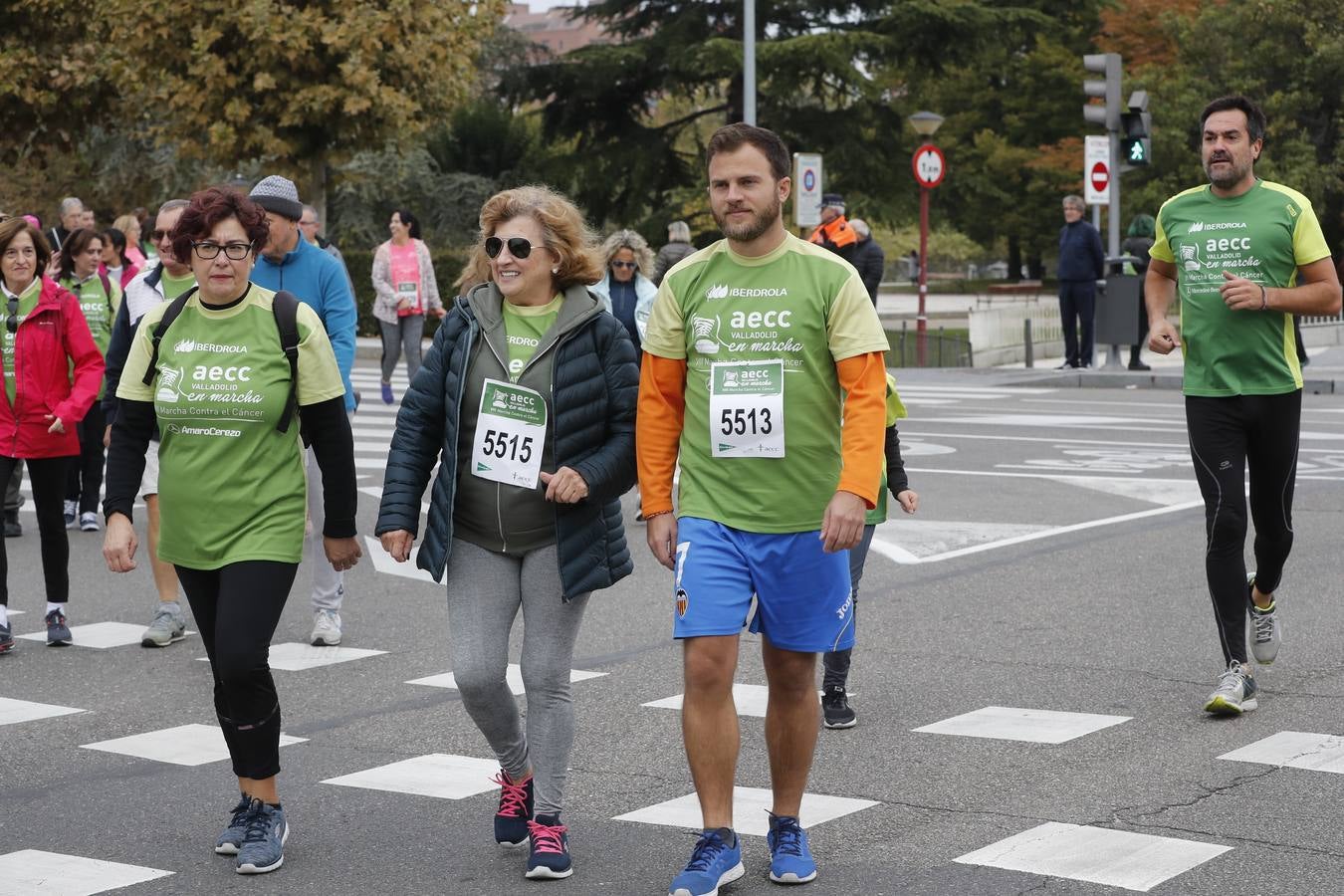 Participantes en la marcha contra el cáncer. 