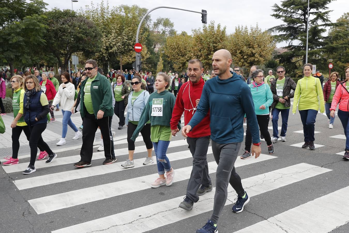 Participantes en la marcha contra el cáncer. 