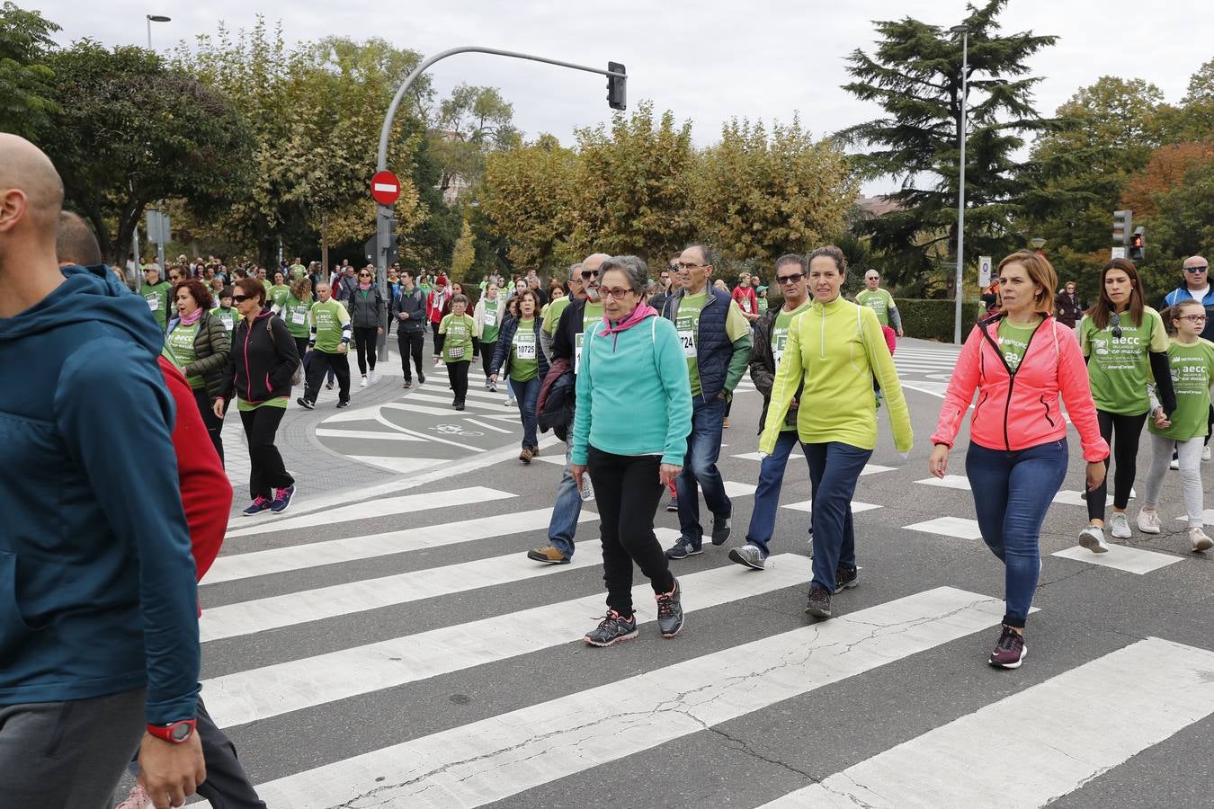 Participantes en la marcha contra el cáncer. 