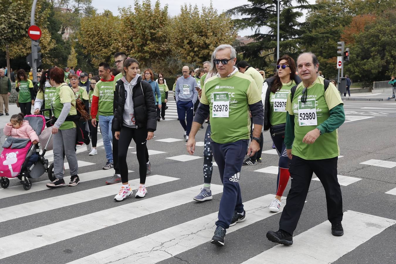 Participantes en la marcha contra el cáncer. 