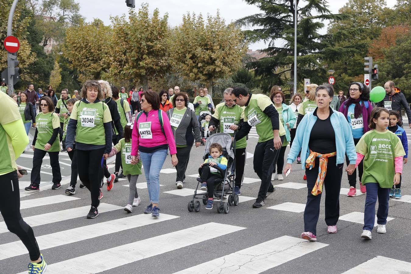 Participantes en la marcha contra el cáncer. 