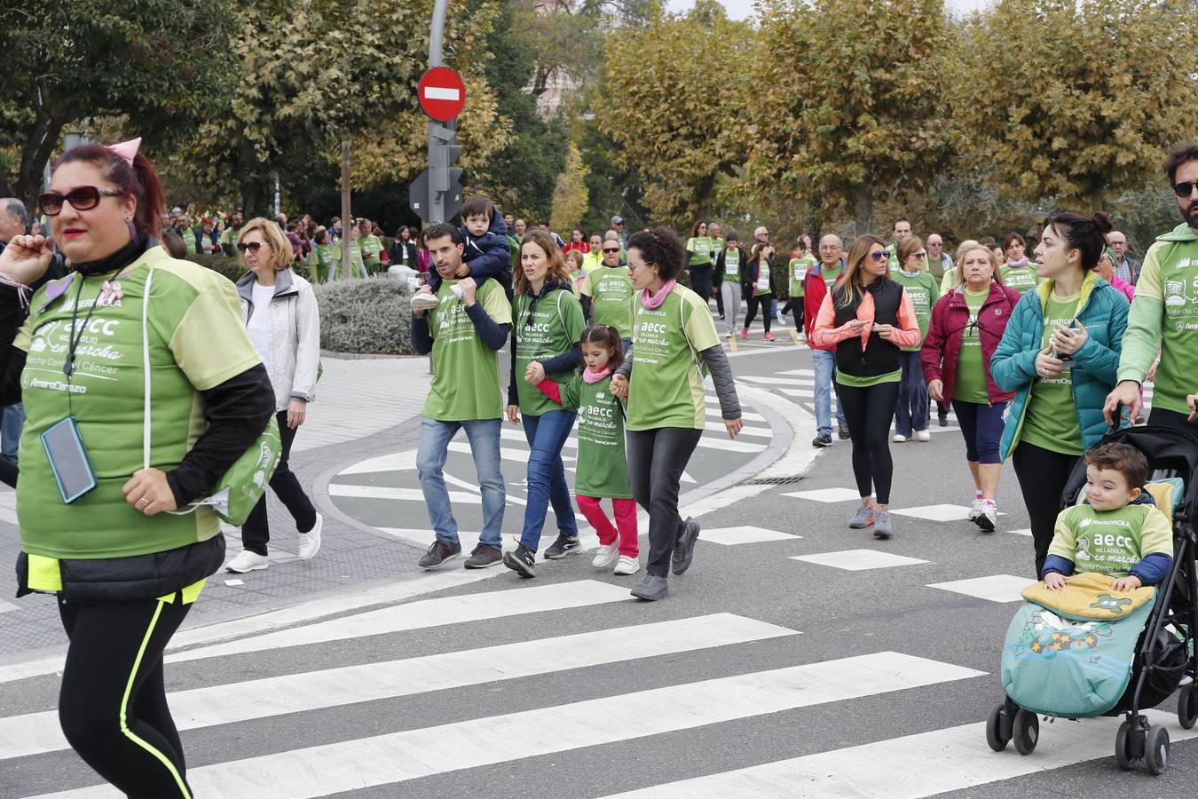 Participantes en la marcha contra el cáncer. 