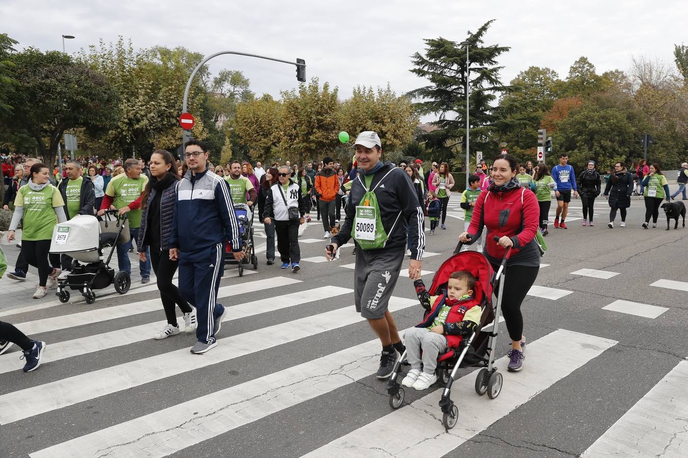 Participantes en la marcha contra el cáncer. 