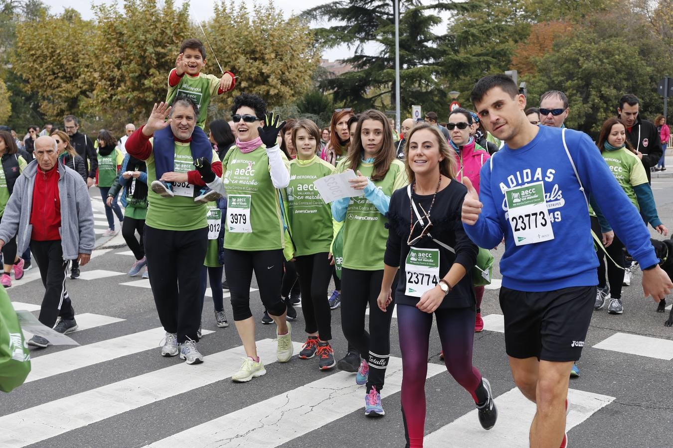 Participantes en la marcha contra el cáncer. 