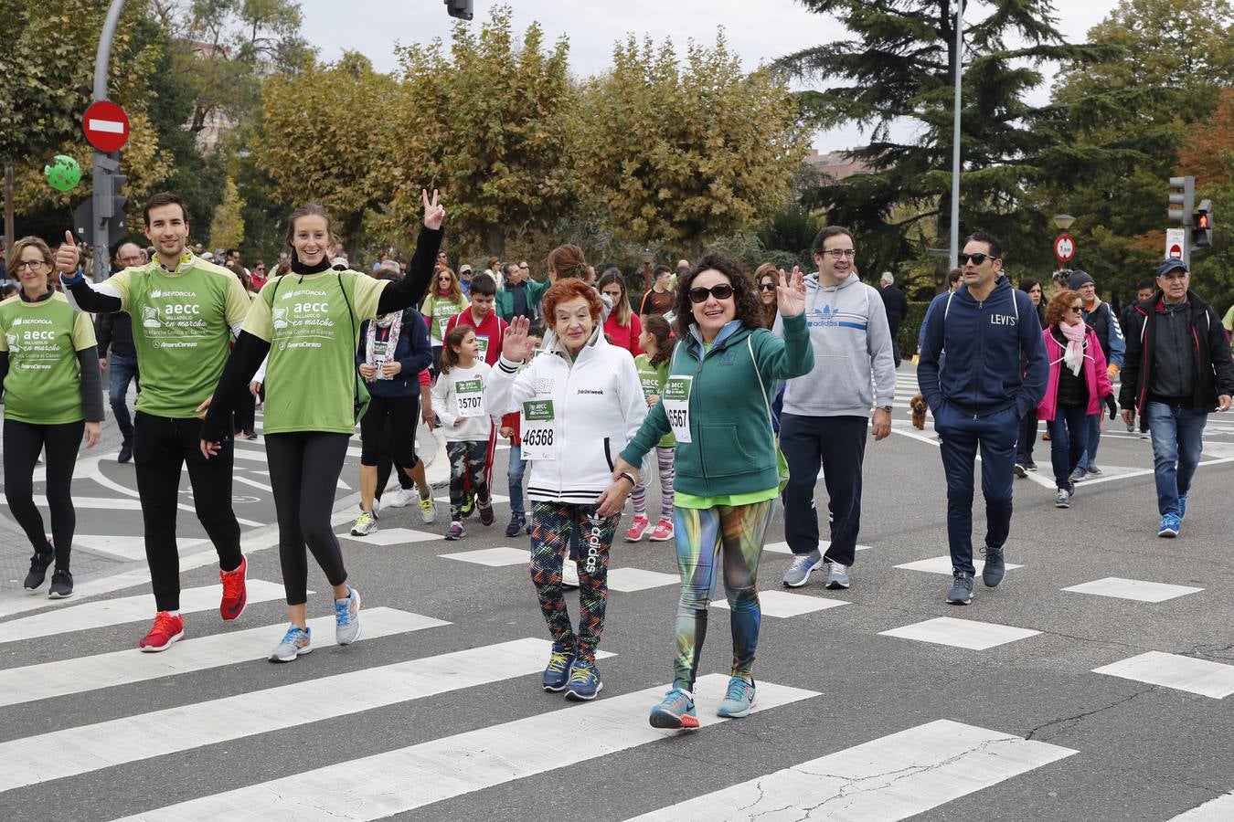 Participantes en la marcha contra el cáncer. 