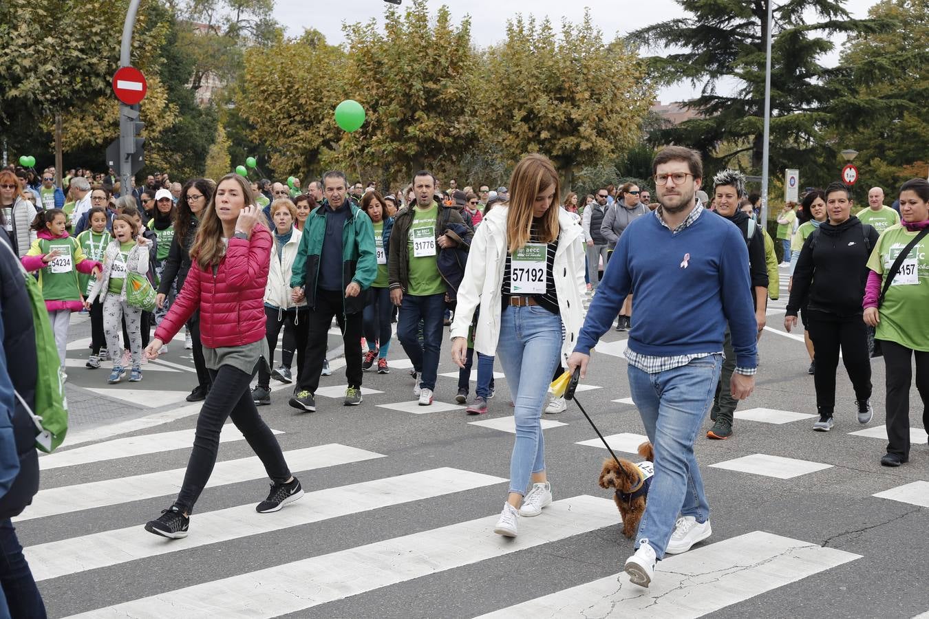 Participantes en la marcha contra el cáncer. 