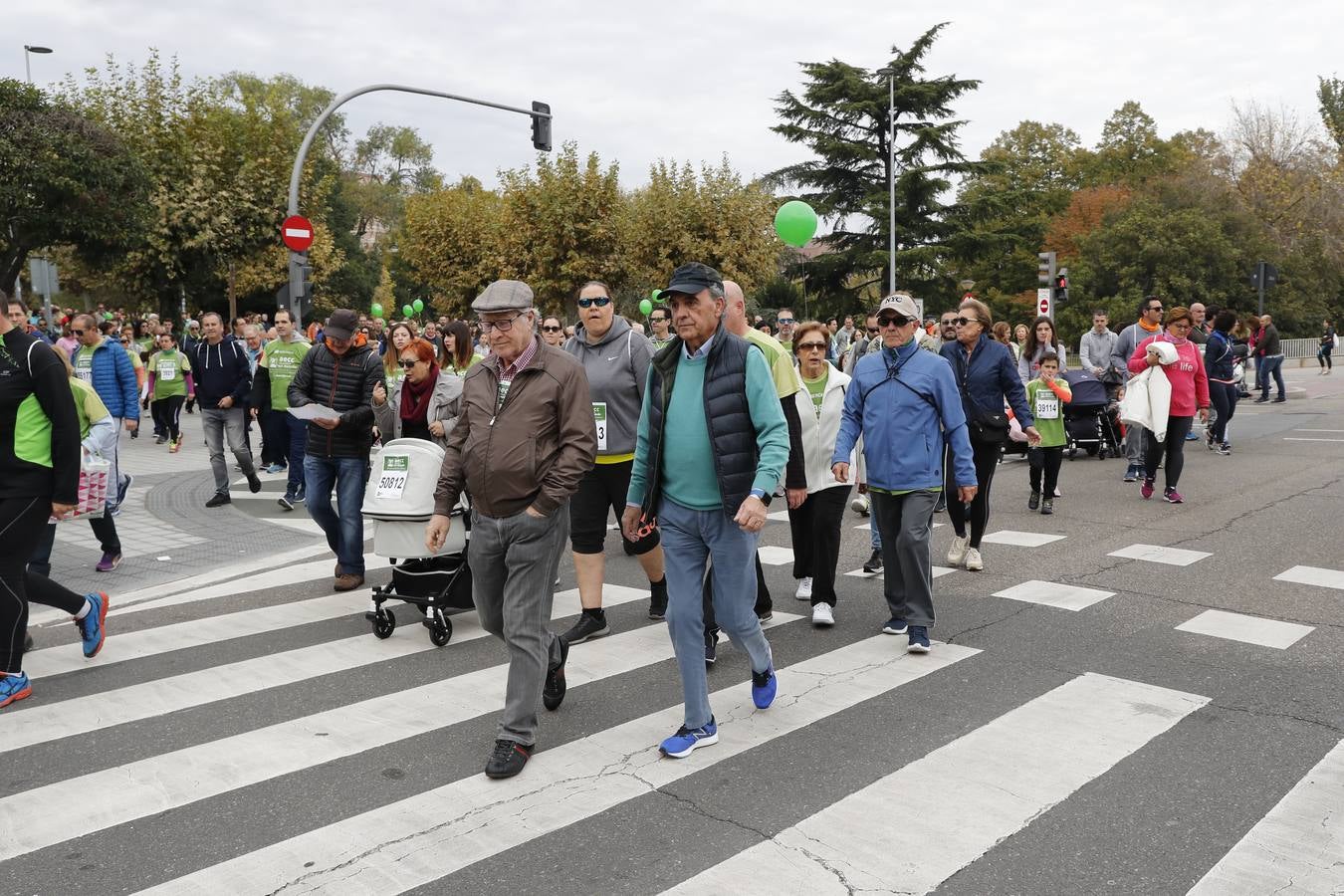 Participantes en la marcha contra el cáncer. 