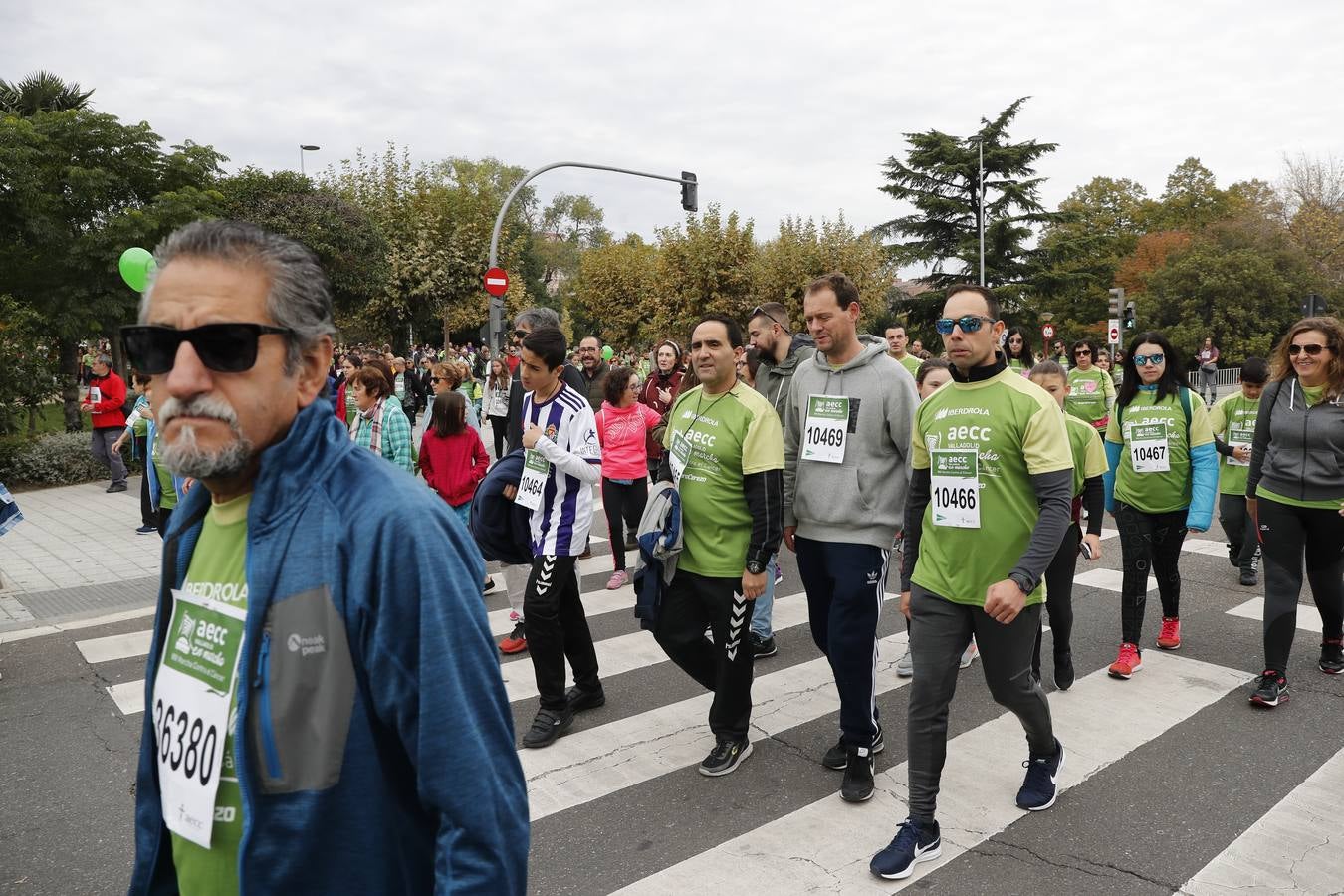 Participantes en la marcha contra el cáncer. 