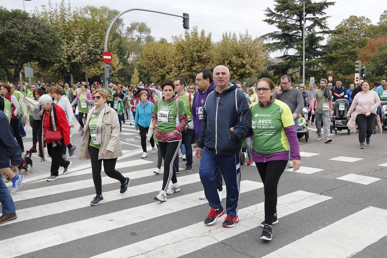 Participantes en la marcha contra el cáncer. 